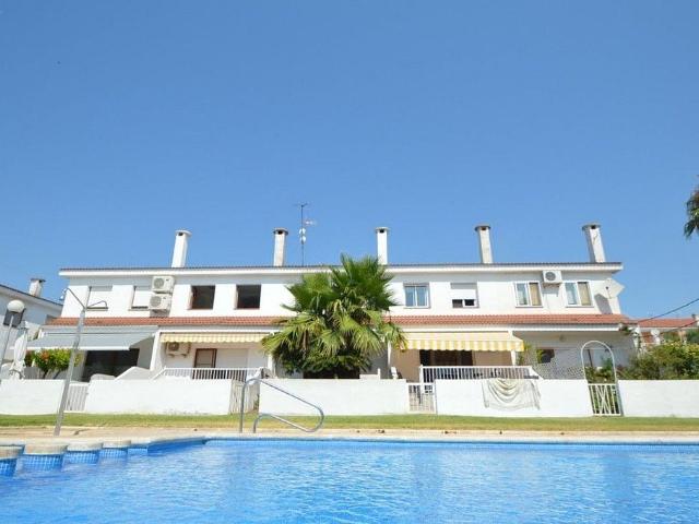 Casa adosada en venta en calle Domingo Riba, Sant Carles de la Ràpita, de 160 m² 4 habitaciones por 380.000