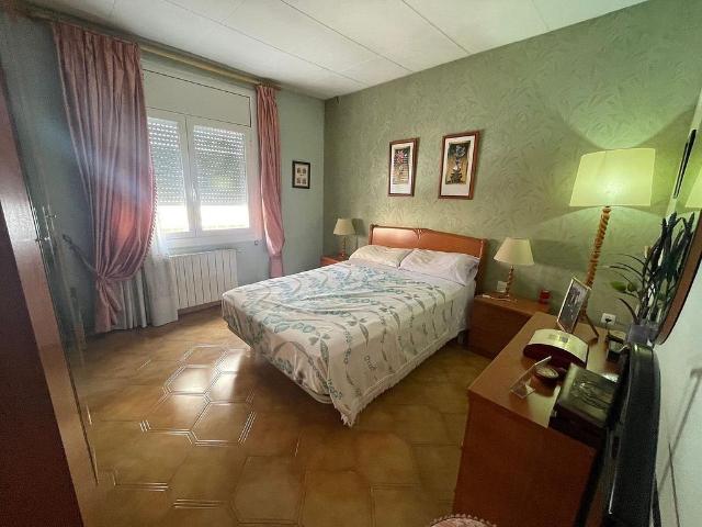 Casa adosada en venta en calle D'alexander Bell, Terrassa, de 220 m² 6 habitaciones por 300.000