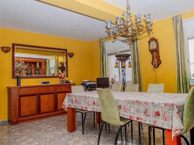 Casa adosada en venta en calle De Gravina, Badalona, de 185 m² 4 habitaciones por 440.000