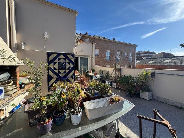 Chalet en venta en calle De Felip Benessat, Sabadell, de 264 m² 3 habitaciones por 570.000