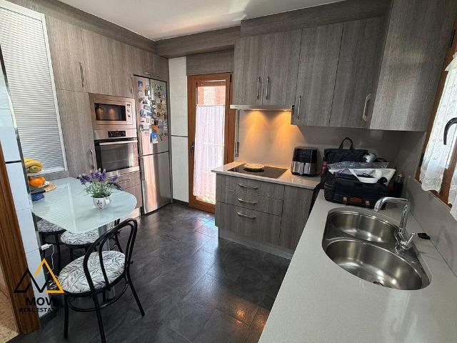 Casa adosada en venta en calle De Joan Vinyoli, Vic, de 210 m² 4 habitaciones por 385.000