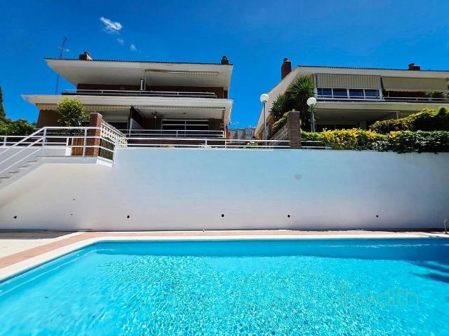 Casa adosada en venta en calle De Joan Maragall, Castelldefels, de 180 m² 4 habitaciones por 799.000