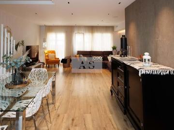 Casa adosada en venta en calle De Josep Renom, Sabadell, de 290 m² 4 habitaciones por 750.000