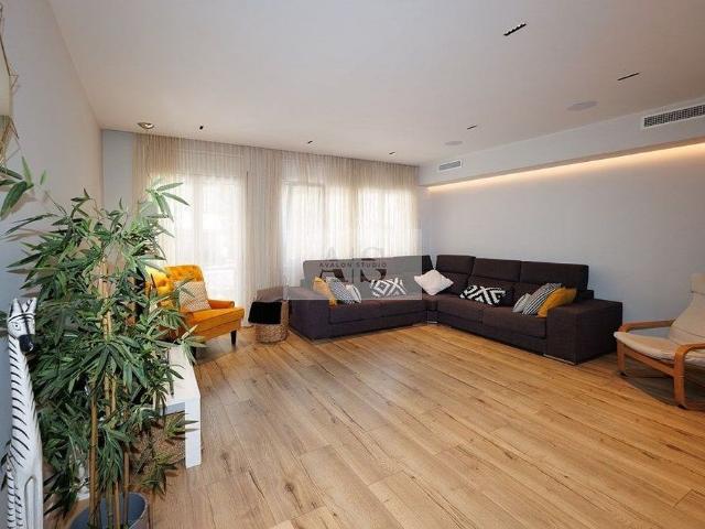 Casa adosada en venta en calle De Josep Renom, Sabadell, de 290 m² 4 habitaciones por 750.000