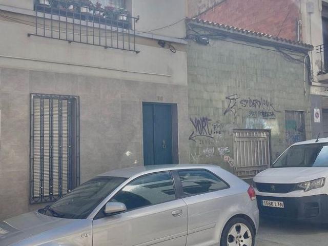 Casa adosada en venta en calle De la Camèlia, Badalona, de 106 m² 2 habitaciones por 265.000