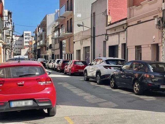 Casa adosada en venta en calle De la Camèlia, Badalona, de 106 m² 2 habitaciones por 265.000