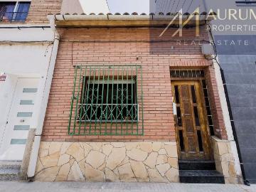 Casa adosada en venta en calle De la Circumval Lació Baixa, Cerdanyola del Vallès, de 98 m² 7 habitaciones por 299.900
