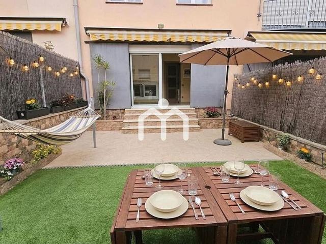 Casa adosada en venta en calle De la Independència, Badalona, de 174 m² 4 habitaciones por 550.000