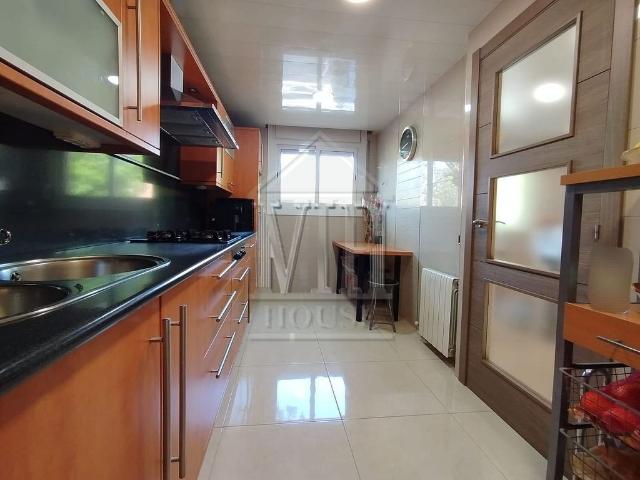 Casa adosada en venta en calle De la Independència, Badalona, de 174 m² 4 habitaciones por 550.000