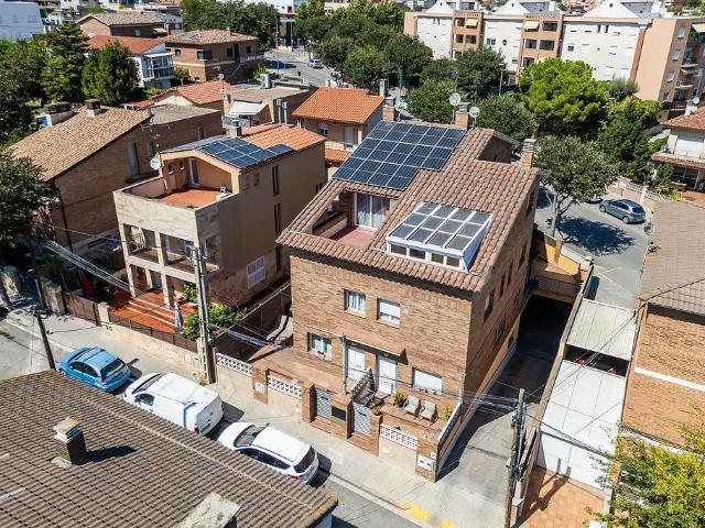 Casa adosada en venta en calle De la Llibertat, Parets del Vallès, de 150 m² 3 habitaciones por 450.000