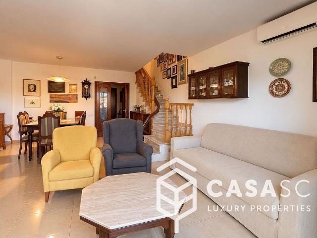 Casa adosada en venta en calle De la Martinica, Cerdanyola del Vallès, de 187 m² 4 habitaciones por 640.000