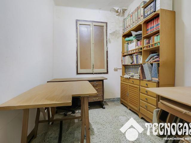 Casa adosada en venta en calle De Letur, Terrassa, de 212 m² 5 habitaciones por 174.900