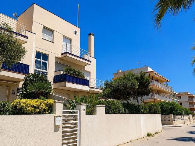 Casa adosada en venta en calle De Les Gavines, Vilanova i La Geltrú, de 125 m² 4 habitaciones por 670.000