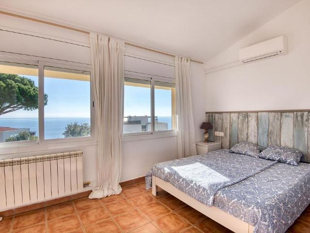 Casa adosada en venta en calle De Les Penyes, Sant Feliu de Guíxols, de 140 m² 4 habitaciones por 498.000