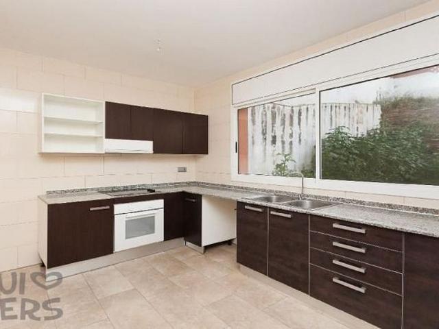 Casa adosada en venta en calle De Lleó, Sant Vicenç dels Horts, de 96 m² 4 habitaciones por 233.630