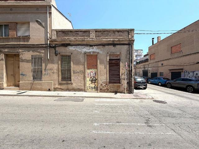 Casa adosada en venta en calle De Miquel Servet, Badalona, de 150 m² por 550.000