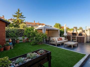 Casa adosada en venta en calle De Sant Josep, Mollet del Vallès, de 203 m² 4 habitaciones por 636.000