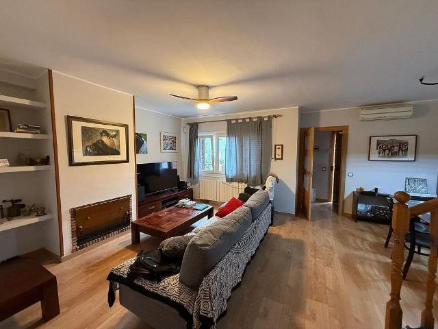Casa adosada en venta en calle De Sant Lluís, Cerdanyola del Vallès, de 174 m² 6 habitaciones por 465.000