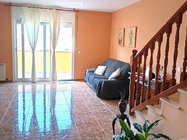 Casa adosada en venta en calle De Sumella, Cubelles, de 260 m² 4 habitaciones por 380.000