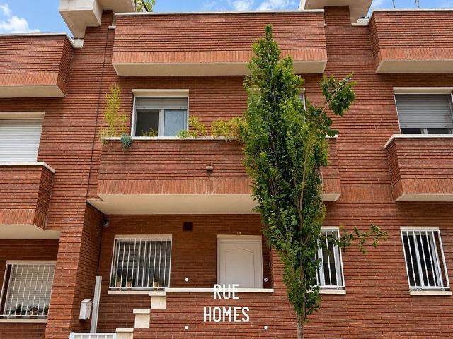 Casa adosada en venta en calle De Prat de la Riba, Viladecans, de 306 m² 4 habitaciones por 629.000
