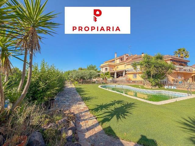 Casa adosada en venta en calle De Ramon Muntaner, Esparreguera, de 618 m² 4 habitaciones por 675.000
