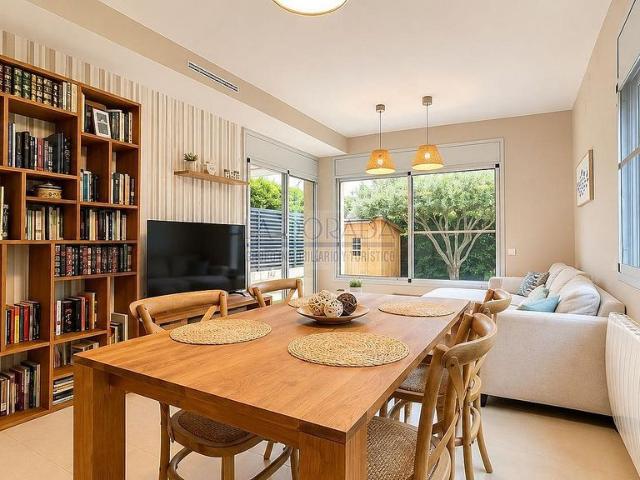 Casa adosada en venta en calle Del Racó de la Maiola, Vandellòs i l'Hospitalet de l'Infant, de 140 m² 3 habitaciones por 374.900