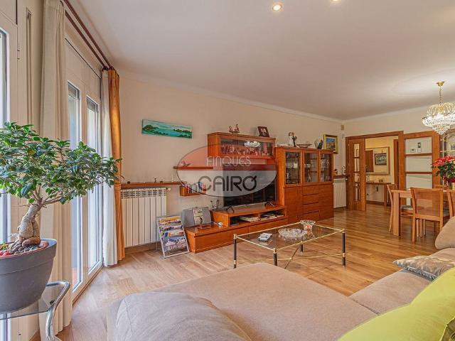 Casa adosada en venta en calle Del Sol D'isern, Figueres, de 152 m² 6 habitaciones por 380.000