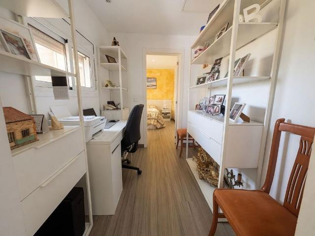 Casa adosada en venta en calle Del Vallespir, Sant Joan Despí, de 240 m² 2 habitaciones por 475.000