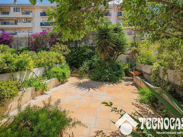 Casa adosada en venta en calle Del Xaloc, Rubí, de 215 m² 4 habitaciones por 516.000