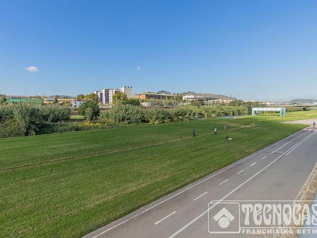 Casa adosada en venta en calle D'en Baró, Santa Coloma de Gramanet, de 88 m² 3 habitaciones por 399.000