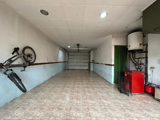 Casa adosada en venta en calle D'en Salvador Espriu, Roda de Ter, de 180 m² 5 habitaciones por 270.000