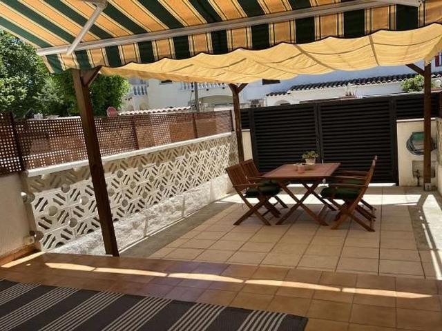 Casa adosada en venta en calle Ebre, Castelló d´Empúries, de 72 m² 2 habitaciones por 249.000
