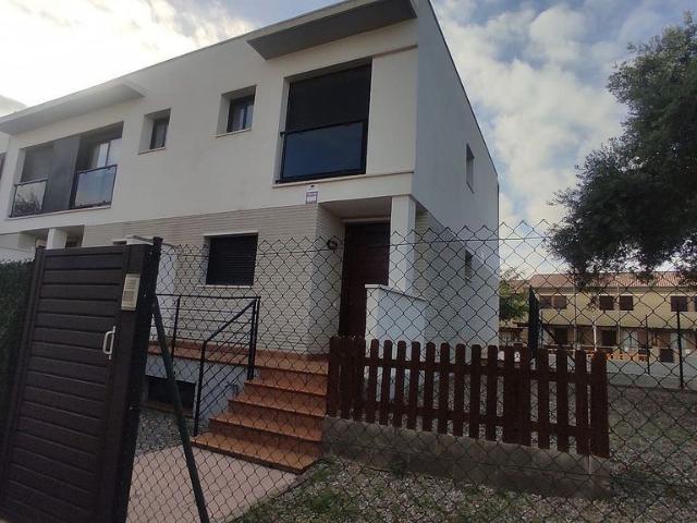 Casa adosada en venta en calle Elisenda de Montcada, Roda de Barà, de 110 m² 3 habitaciones por 298.000