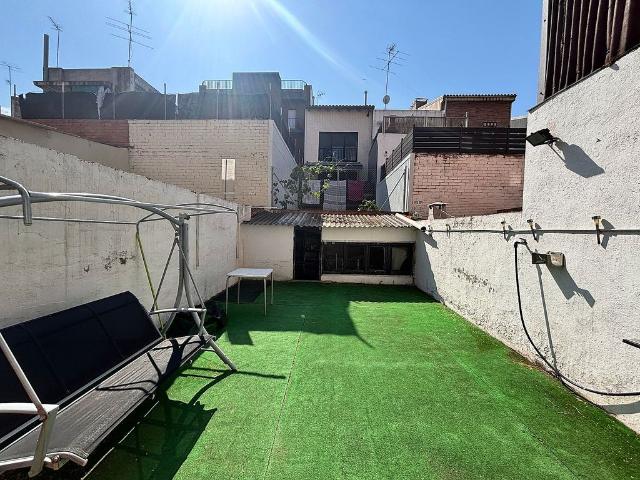 Casa adosada en venta en calle Fermí Borràs, Sant Adrià de Besos, de 82 m² 2 habitaciones por 225.000
