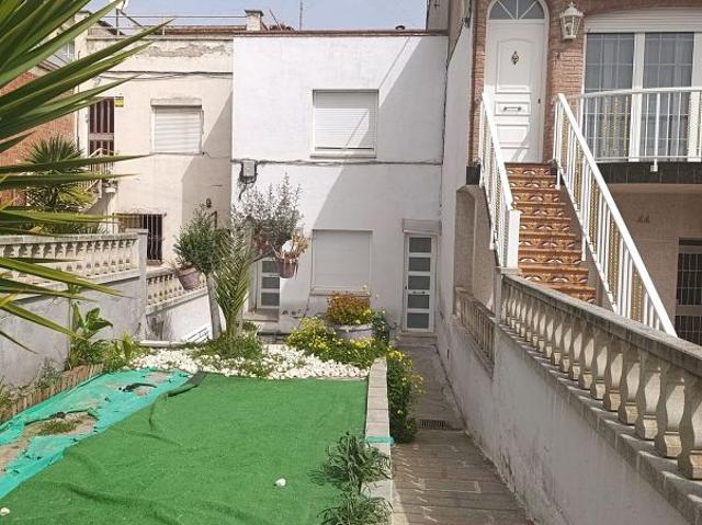 Casa adosada en venta en calle Fiñanade, Terrassa, de 191 m² 4 habitaciones por 143.000