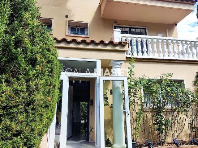 Casa adosada en venta en calle Hortènsia, Castell Platja d´Aro, de 203 m² 4 habitaciones por 600.000