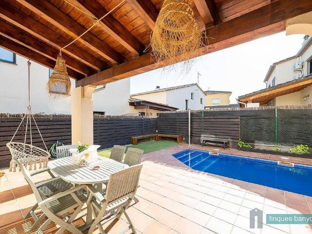 Casa adosada en venta en calle Josep Maria Sert, Porqueres, de 200 m² 4 habitaciones por 530.000