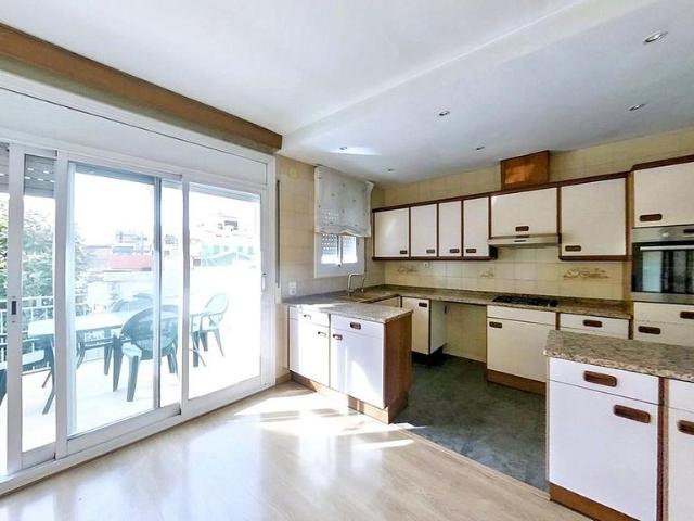 Casa adosada en venta en calle De Josep Renom, Sabadell, de 175 m² 5 habitaciones por 587.000