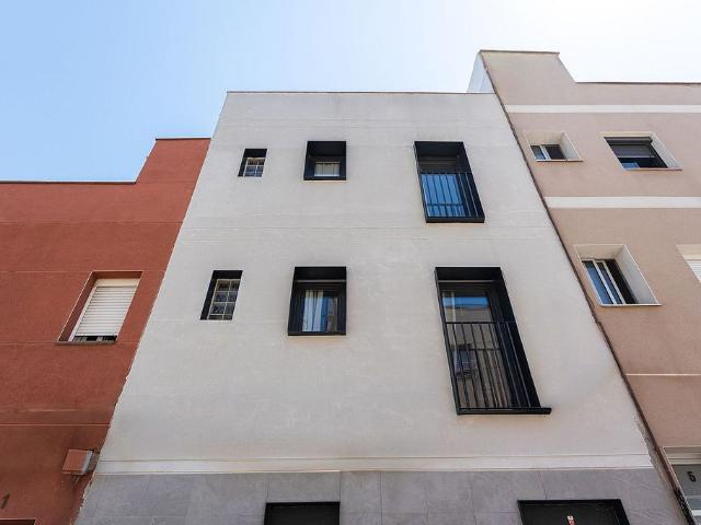 Casa adosada en venta en calle La Salut Lloreda Sistrells Badalon, Badalona, de 120 m² 3 habitaciones por 449.000