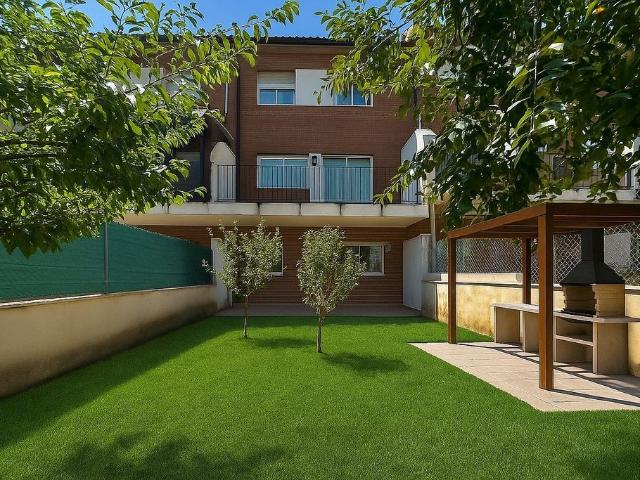 Casa adosada en venta en calle Les Bòbiles, Morell, El, de 216 m² 5 habitaciones por 400.000
