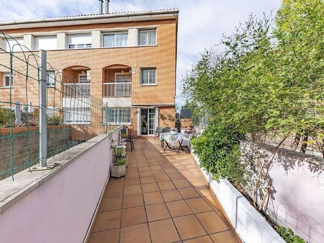Casa adosada en venta en calle Lluís Companys, Molins de Rei, de 209 m² 5 habitaciones por 640.000