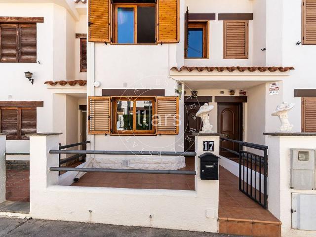Casa adosada en venta en calle Monestir de Poblet, Roda de Barà, de 82 m² 3 habitaciones por 239.900