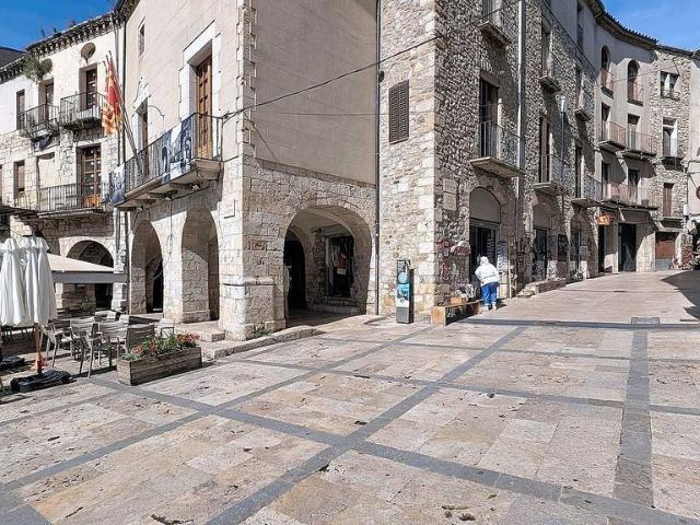 Casa adosada en venta en calle Major, Besalú, de 305 m² 4 habitaciones por 380.000