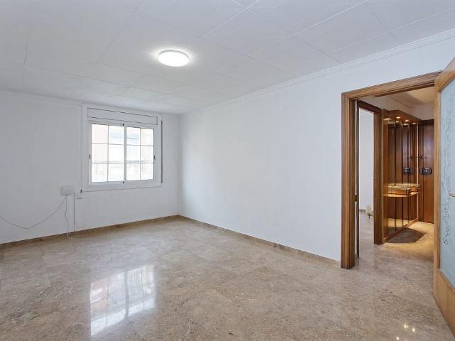 Casa adosada en venta en calle Mare de Déu de Las Angustias, Terrassa, de 165 m² 4 habitaciones por 280.000