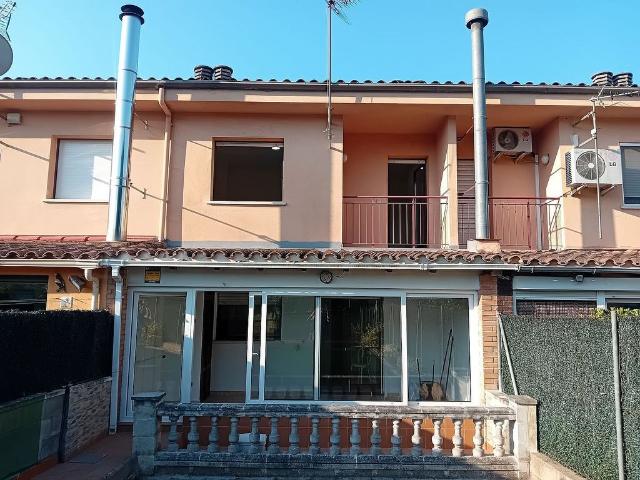Casa adosada en venta en calle Mas Catofa, Girona, de 160 m² 4 habitaciones por 495.000