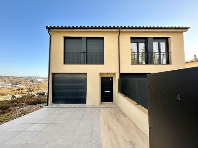 Casa adosada en venta en calle Mas Torra, Torelló, de 132 m² 3 habitaciones por 349.000