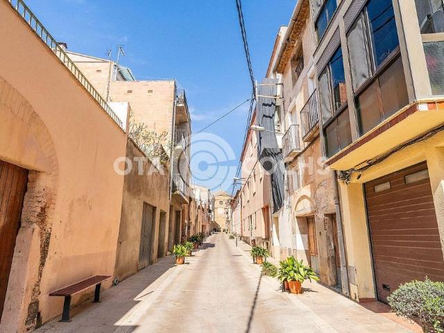 Casa adosada en venta en calle Nou, Montbrió del Camp, de 248 m² 4 habitaciones por 69.900