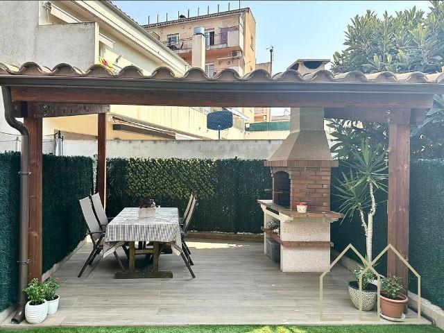 Casa adosada en venta en calle Nou, Caldes de Malavella, de 163 m² 5 habitaciones por 394.900