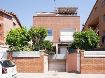 Casa adosada en venta en calle Núria, Montcada i Reixac, de 139 m² 4 habitaciones por 460.000