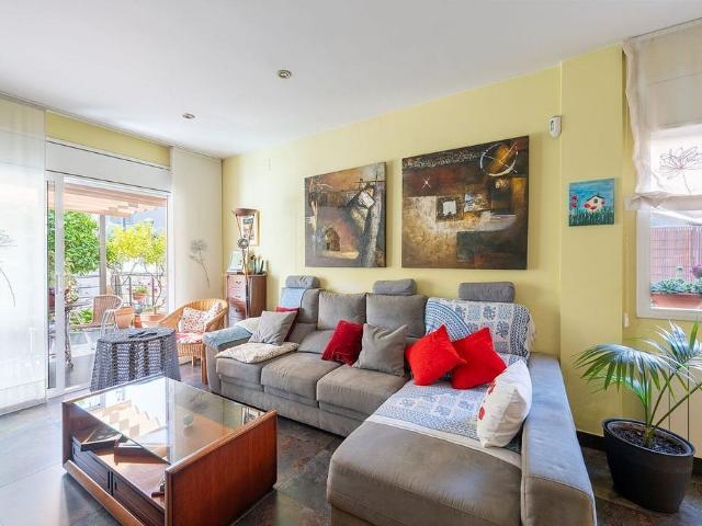 Casa adosada en venta en calle Núria, Montcada i Reixac, de 160 m² 4 habitaciones por 460.000